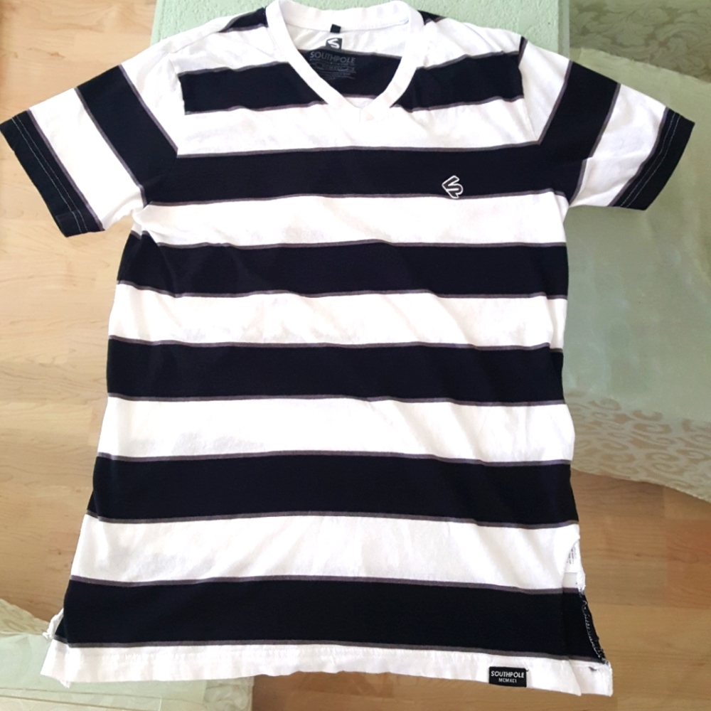 Southpole V neck tee